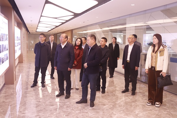 集团公司董事长祝建明陪同孙秘书长一行参观云博app登录入口_云博(中国)长廊.jpg