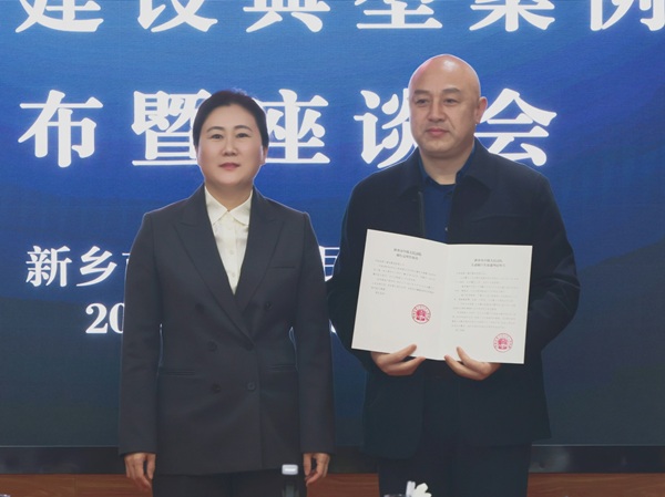 图片三：贾书记会后接受新乡电视台记者采访.jpg